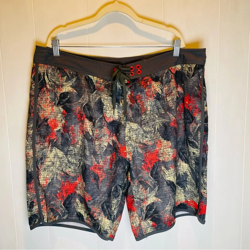 The North Face Men’s Size 40 R Board Shorts Swim Trunks Spring Green Pot Print